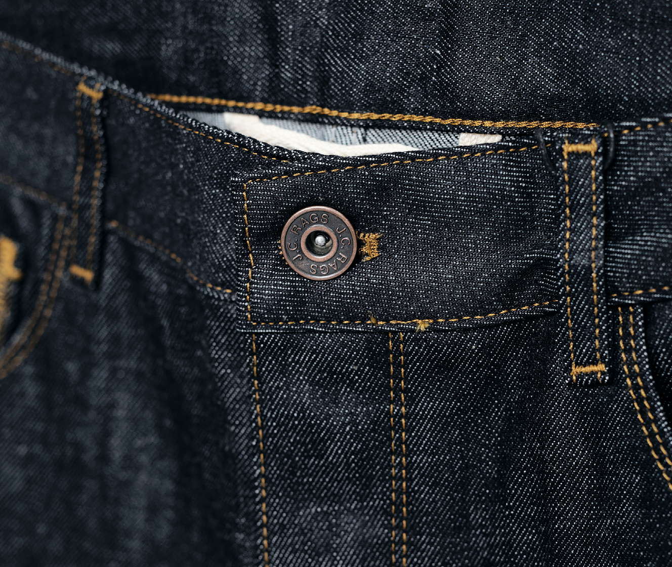 Afbeelding van een knoop in een jeans