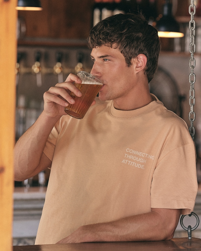 J.C. RAGS SS26 Collectie. Model met outfit