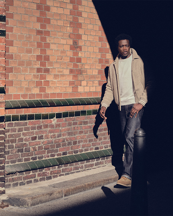 JC Rags model lopend uit een tunnel