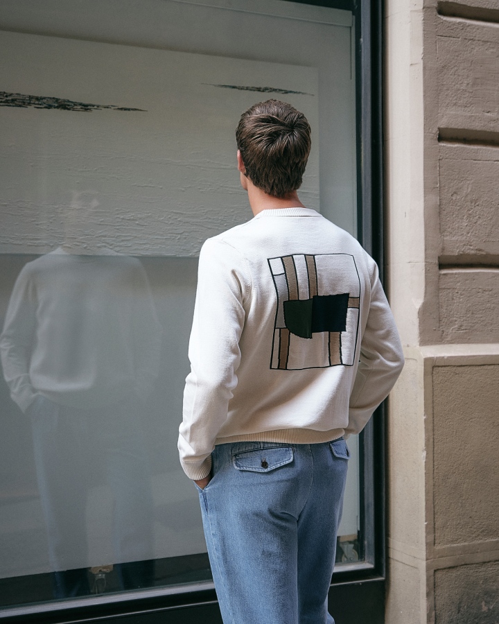 Model in J.C. RAGS Dimitri Sweater. Nieuwe lente/zomer collectie.