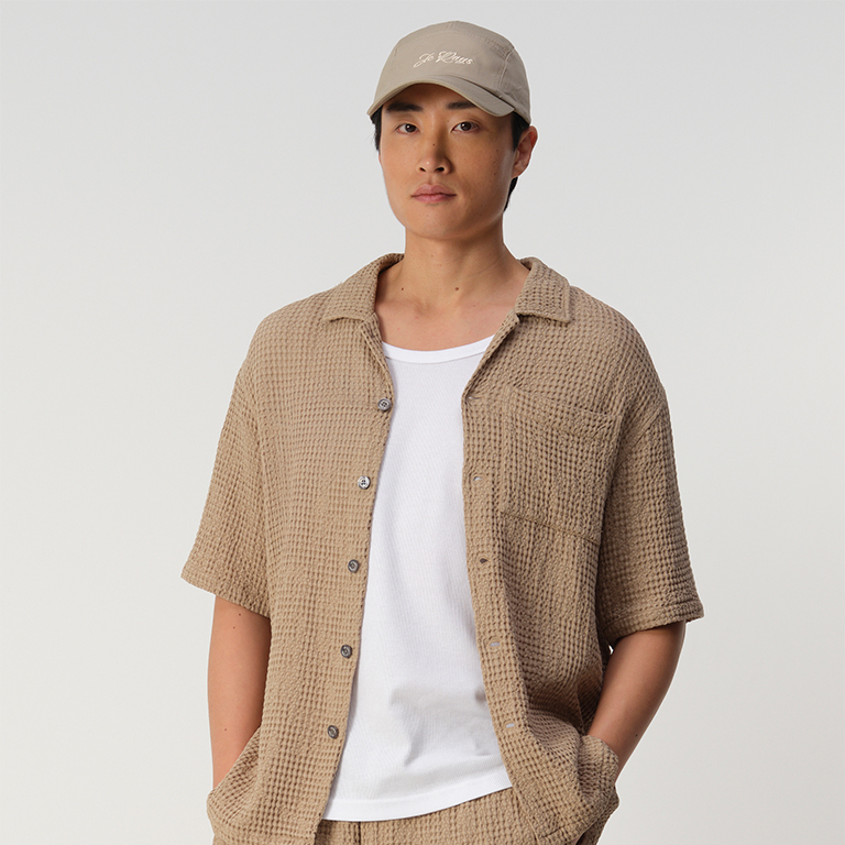 Model in Waffle overhemd SS 2026.