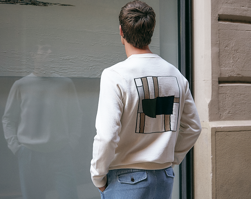 Man gekleed in een witte trui