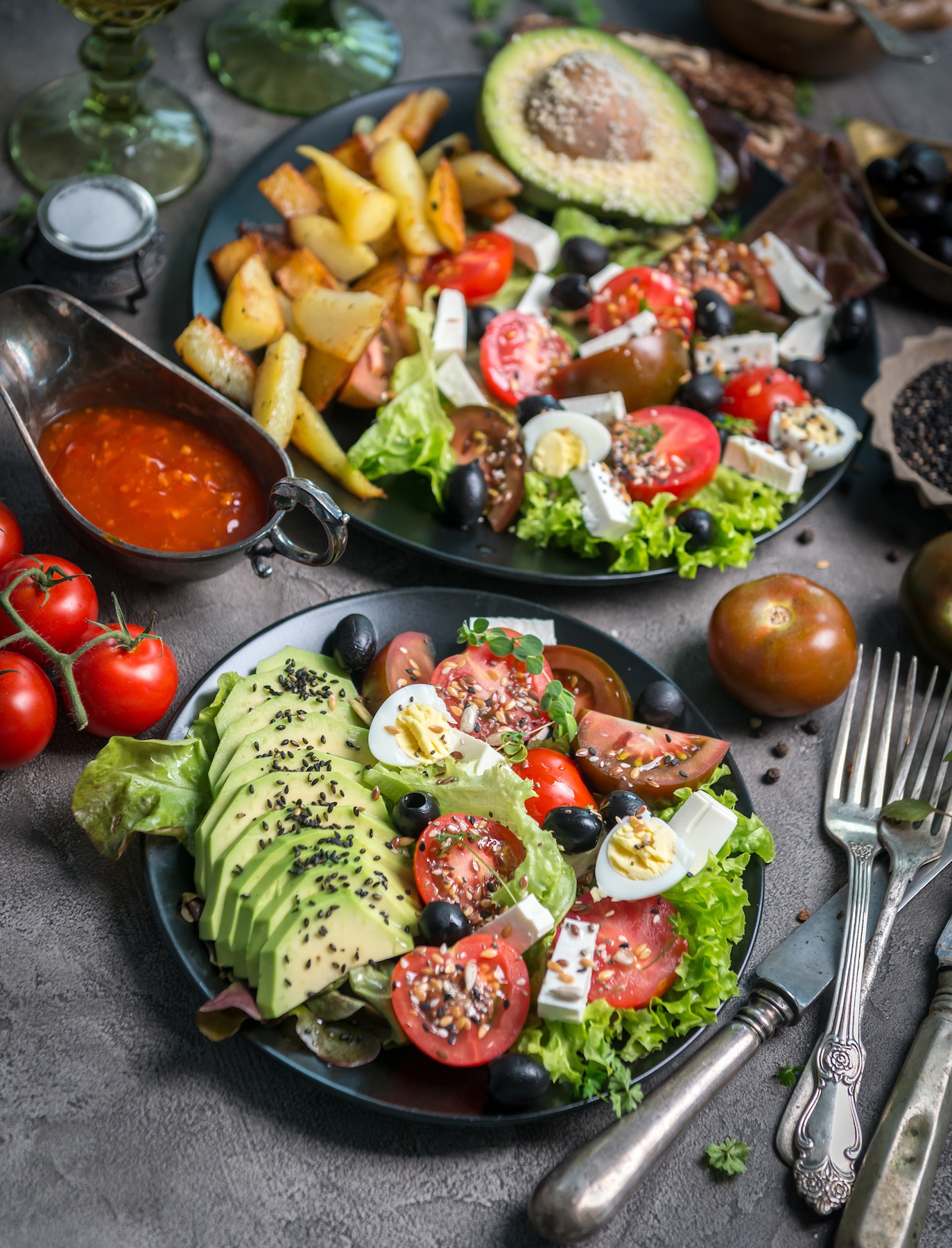 Schüssel mit frischen Zutaten als Symbol für bewusste Ernährung
