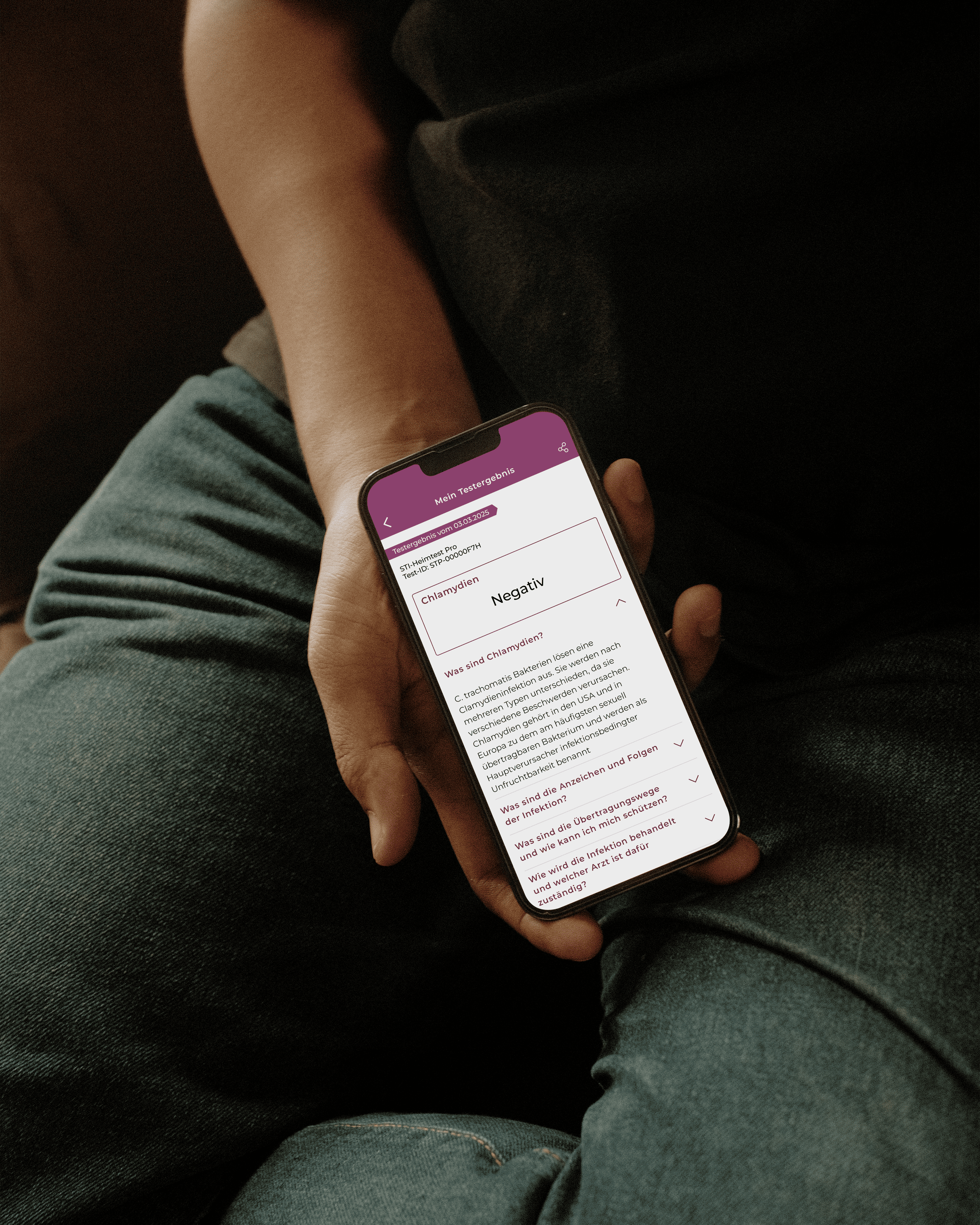 Person hält Smartphone mit angezeigtem STI Pro Testergebnis in der DoctorBox App – Chlamydien negativ