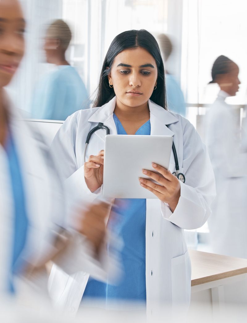 junge Ärztin mit Tablet in der Hand