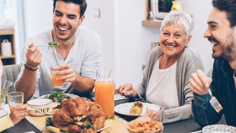 Glueckliche Familie bei einem entspannten Abendessen ohne Verdauungsbeschwerden