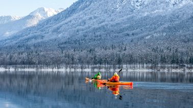 Zwei Personen fahren Kanu. 