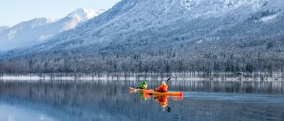 Zwei Personen fahren Kanu. 