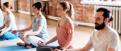 Männer und Frauen entspannen beim Yoga. 