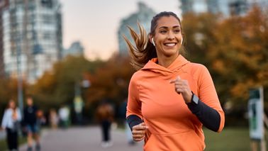 Frau geht im Park joggen.