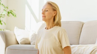 Frau macht Atemübungen zur Entspannung. 