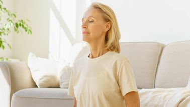 Frau macht Atemübungen zur Entspannung. 