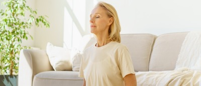 Frau macht Atemübungen zur Entspannung. 