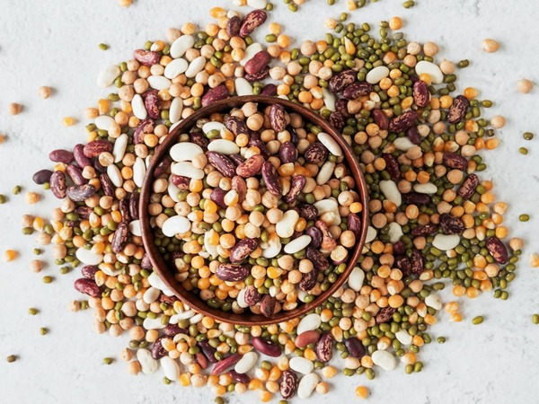 Schüssel mit verschiedenen Hülsenfrüchen.