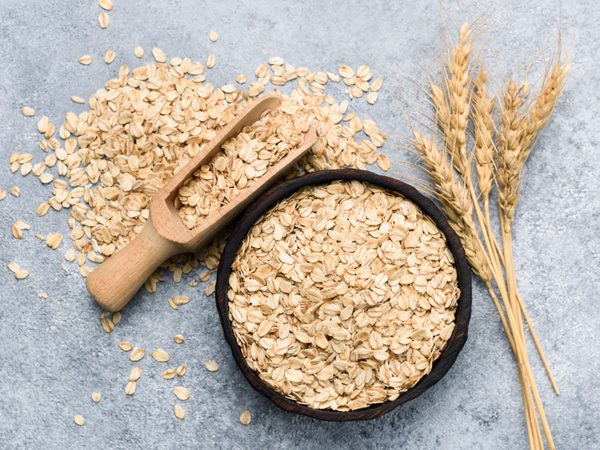 Schüssel mit Haferflocken.