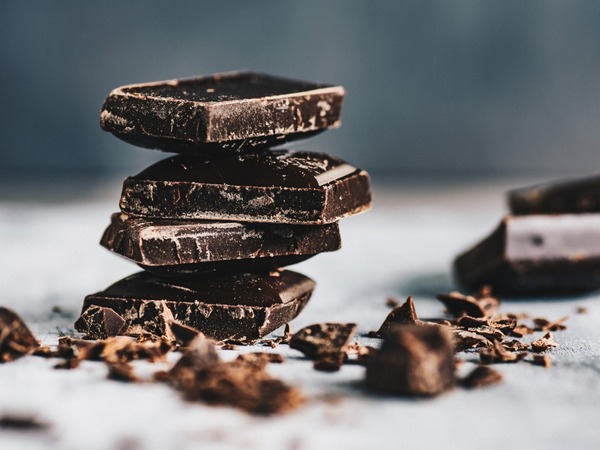 In Stücke gebrochene dunkle Schokolade.