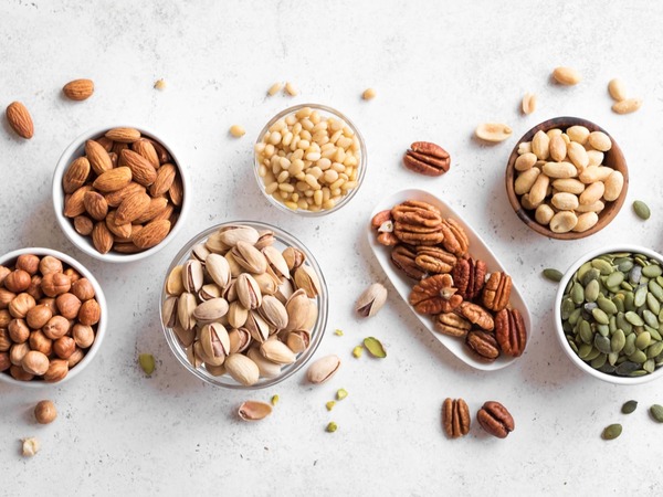 Verschiedene Schüsseln mit unterschiedlichen Nusssorten