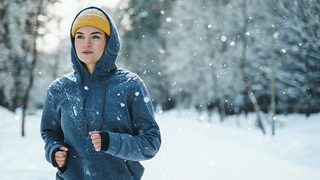 Frau joggt im Winter zur Stärkung des Immunsystems gegen Erkältung.