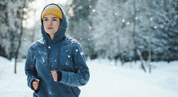 Frau joggt im Winter.