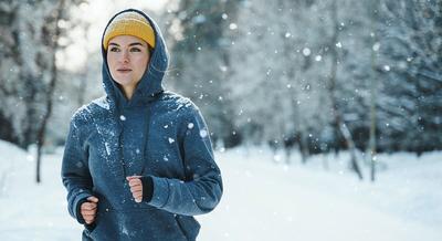 Frau joggt im Winter.