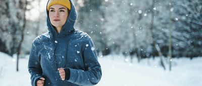 Frau joggt im Winter zur Stärkung des Immunsystems gegen Erkältung.