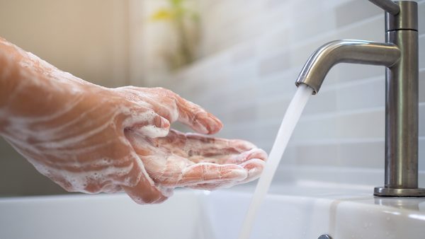 Gründliches Händewaschen zur Vorbeugung von Mandelentzündungen.