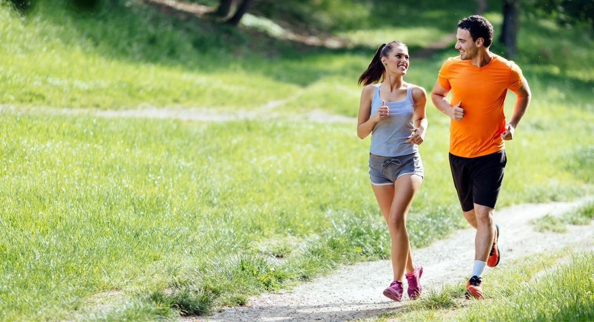 Frau und Mann beim Joggen im Freien