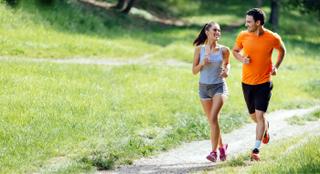 Frau und Mann beim Joggen im Freien