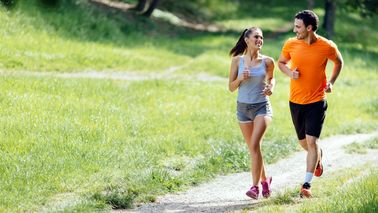 Frau und Mann beim Joggen im Freien