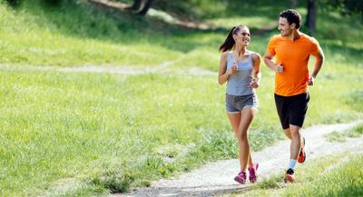 Frau und Mann beim Joggen im Freien