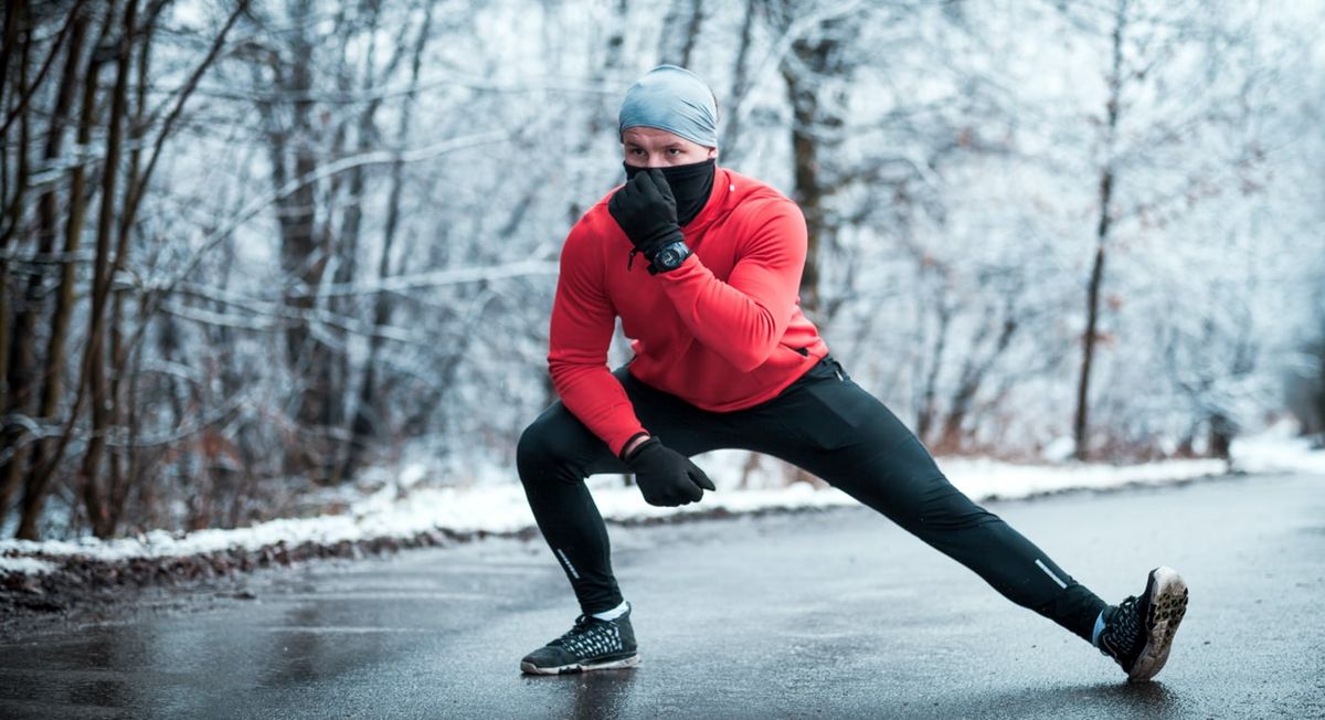 Mann wärmt sich für Sport im Winter auf