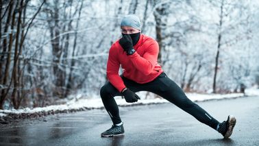 Mann wärmt sich für Sport im Winter auf