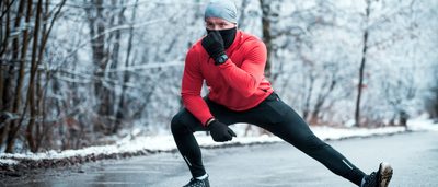 Mann wärmt sich für Sport im Winter auf