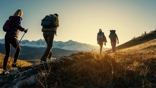 Vier Wandernde bei Sonnenaufgang; Ratgeber zu Höhenmetern, Blutdruck, Herzfrequenz und Sauerstoffsättigung