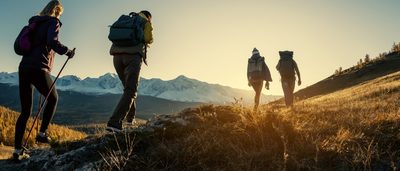 Vier Wandernde bei Sonnenaufgang; Ratgeber zu Höhenmetern, Blutdruck, Herzfrequenz und Sauerstoffsättigung