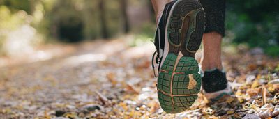 Nahaufnahme von Beinen beim Joggen im Wald