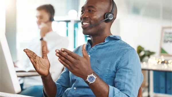 Mann, der mit dem Headset telefoniert.