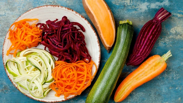 Gemüse zu Nudeln verarbeitet