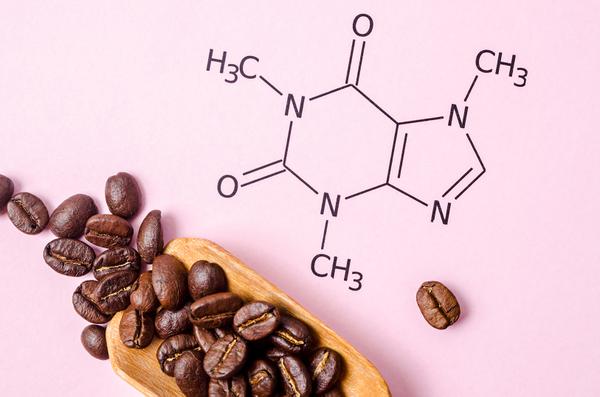 Kaffeebohnen und die Strukturformel von Coffein