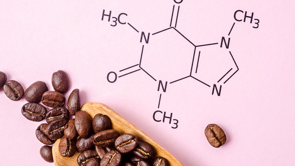Kaffeebohnen und die Strukturformel von Coffein