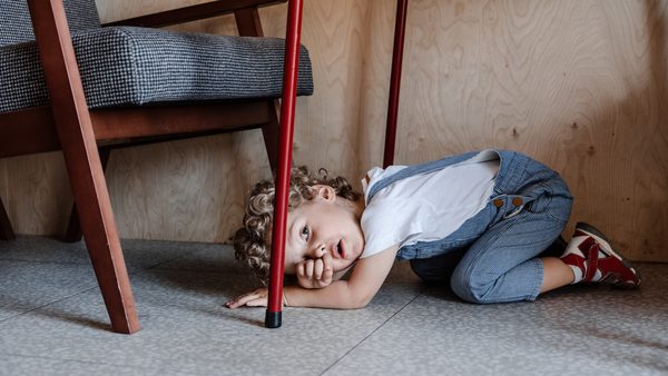 Kleiner Junge reibt sich müde die Augen bei Schlafstörungen.