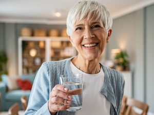 Regelmäßig Wasser trinken kann eine weiche Stuhlkonsistenz fördern – ein einfacher Alltagstipp bei Hämorrhoiden.