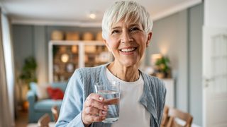 Regelmäßig Wasser trinken kann eine weiche Stuhlkonsistenz fördern – ein einfacher Alltagstipp bei Hämorrhoiden.