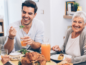 Familie beim gemeinsamen Essen