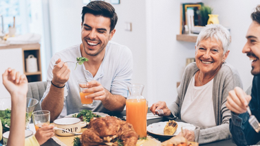 Familie beim gemeinsamen Essen