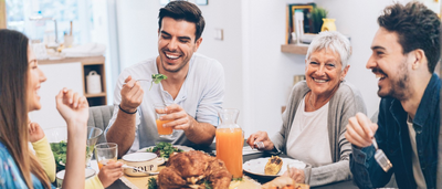 Familie beim gemeinsamen Essen