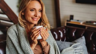 Entspannte Frau mit Tasse zu Hause – Regeneration und Balance im Alltag bei Long COVID Schwindel