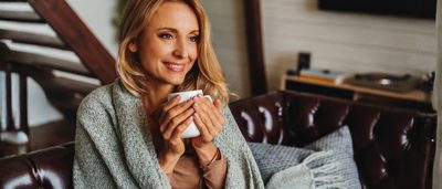Entspannte Frau mit Tasse zu Hause – Regeneration und Balance im Alltag bei Long COVID Schwindel