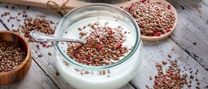 Naturjoghurt und Leinsamen - Ballaststoffe fördern eine weiche Stuhlkonsistenz und gelten als Hausmittel gegen Hämorrhoiden.