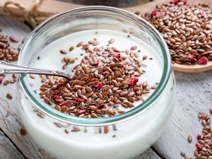 Naturjoghurt und Leinsamen - Ballaststoffe fördern eine weiche Stuhlkonsistenz und gelten als Hausmittel gegen Hämorrhoiden.